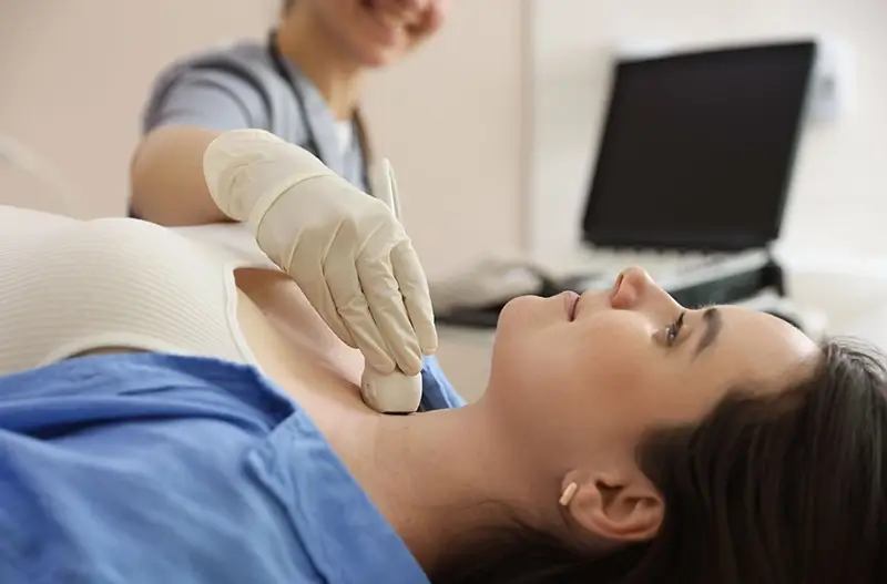 Az ultrahang vizsgálat egy biztonságos, fájdalommentes képalkotó eljárás, amely hanghullámokat használ a test belső részeinek vizsgálatára. - MC60 Hatvan